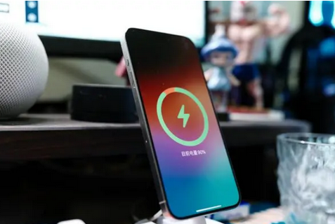 哈巴河苹果15换屏服务分享用什么充电器给iPhone15充电更好 